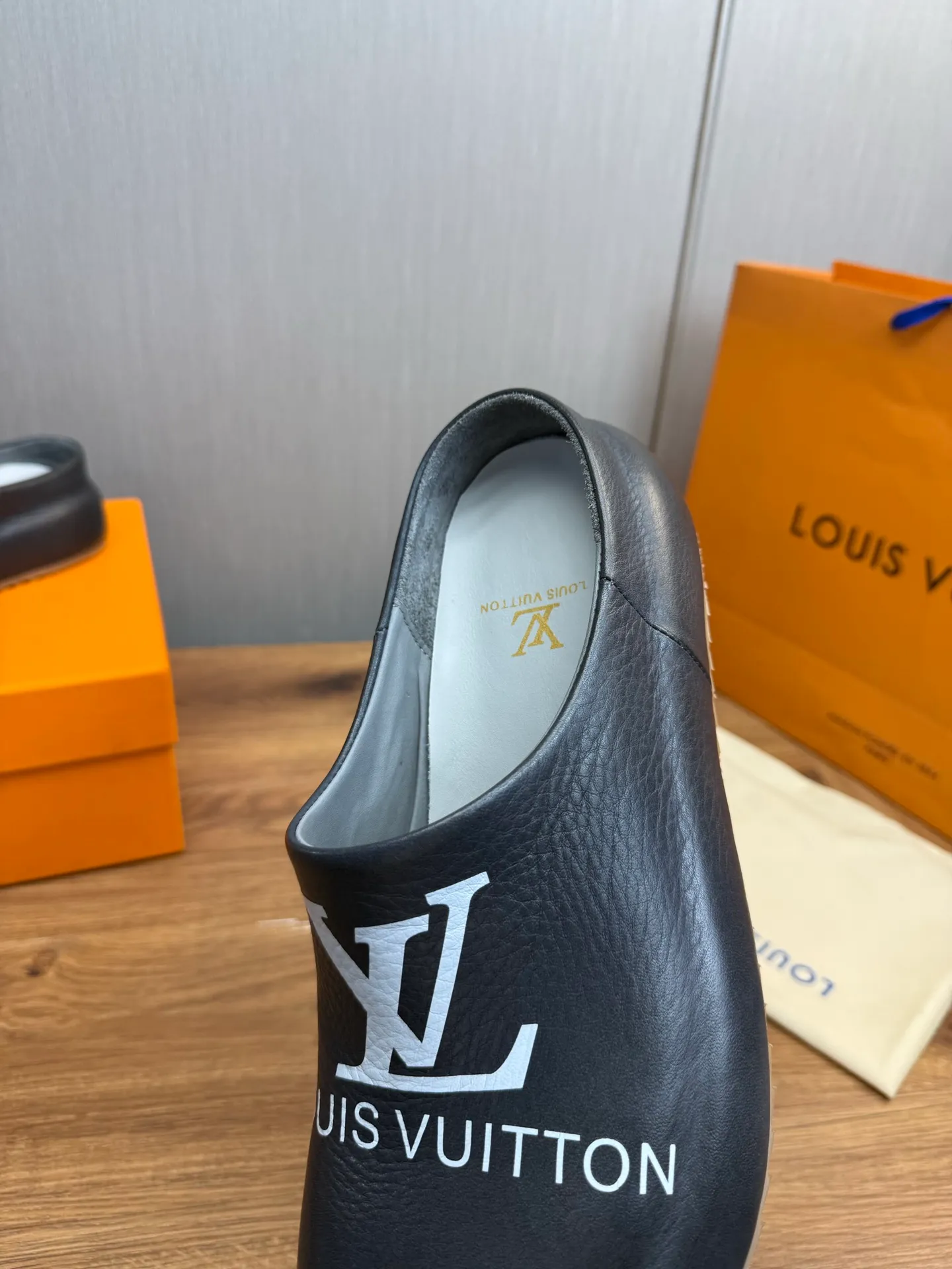 Men's shoes 💰480💰 Lv men's slippers 🩴38-45 size 45 46 🉑️Customized! Full leather slippers: cowhide on the outside, sheepskin on the inside ✅Original outsole⬆️